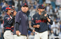 [사진] 박세웅, 아쉬움 가득 안고 교체