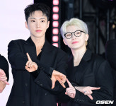 [사진]세븐틴 호시-우지, 손가락 살짝 얹고