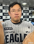 안경으로 광명 찾았다…원래 안 좋았는데, 더 늦기 전에 안치홍은 왜 17년차에 안경 착용 결단 내렸나