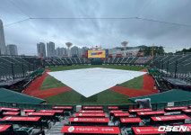 [사진] 방수포 덮인 사직야구장