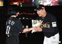 [사진]김강민,응원가 원곡 가수 박기영과 함께