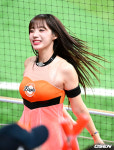 [사진]한화 하지원 치어리더, '야구팬들과 즐겁게'