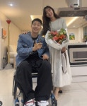 송지은♥︎ 박위, 두 발로 선 사진 공개..“기적은 이미 시작됐어요” 응원 물결 [핫피플]