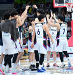 [사진]한일전 91-77 승리한 남자농구 대표팀