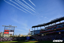 [사진]한화생명볼파크 하늘 수놓는 블랙이글스 공군비행단