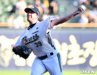 [사진]힘차게 공 뿌리는 두산 선발 잭 로그