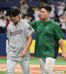 [사진]승리 놓친 김윤하 다독이는 김건희,다음에는 꼭 승리투수 하자