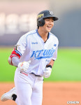 [사진]역전 스리런 장진혁,'홈런에는 홈런으로'