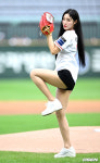 [사진]SSG 치어리더 이수진,우아한 시구