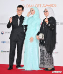 [사진] 포즈 취하는 스티븐 림 프로듀서, 배우 미라 필자, 이밀리아 로슬란 프로듀서