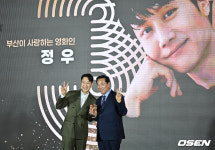 [사진] 부산이 사랑하는 영화인 배우 정우 감사패