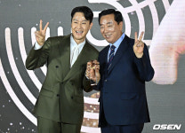 [사진] 부산이 사랑하는 영화인 배우 정우 감사패