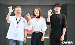 [사진] 포토 타임 갖는 정용기 감독, 배종옥, 김민철