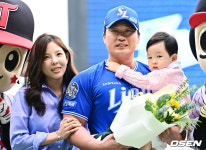 [사진]오승환, 사랑스런 아내, 아들과 함께