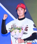 스위퍼 던지는 2R 김현수 1억3000만원 사인...KIA 2026 신인 9명과 계약 마무리 [오!쎈 광주]