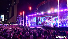 [사진]일요일 밤 뜨겁게 달구는 강남 영동대로 콘서트