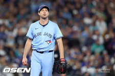 “나를 죽일 것 같더라” 41세 투수, 왜 45세 감독에 항명했나…“마운드 올라오지마” 삼진 잡고 승리→ML 4번째 대기록