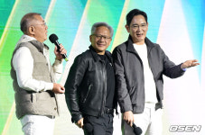 [사진]젠슨 황에게 통역해주는 이재용