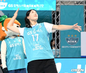 [사진]경기 앞서 시구하는 손서연