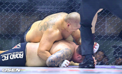 [사진]파운딩 TKO 승 거둔 허재혁