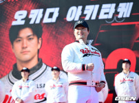 [사진]오카다 아키타케, '울산웨일즈 프로야구단에서 인사드려요'