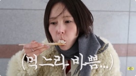 신명가떡볶이크레페 | 김나영, 얼굴만 한 만두 폭풍 흡입해도 50kg…"오늘은 치팅데이, 육즙 장난 아냐" ('노필터티비')