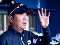 [사진]한화와 연습경기 앞둔 대표팀 류지현 감독