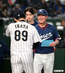 [사진]이바타 감독과 인사 나누는 류지현 감독