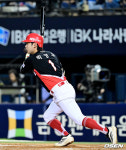 [사진]안타 뽑아내는 KIA 박정우