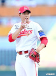 [사진]SSG 선발 김민준, '승리로 가자'
