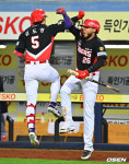 [사진] 김도영, 카스트로와 함께 하는 40호 홈런 세리머니