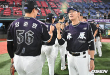 [사진] 600승 이강철 감독과 하이파이브하는 선수들