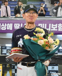 [사진] 이강철 감독, 600승 축하
