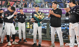 [사진] 600승 축하받는 이강철 감독