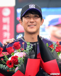 [사진]은퇴 기념 행사 참석한 황재균