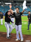 [사진] 100승 임찬규, 고우석의 축하 물세례