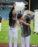 [사진] 100승 임찬규, 찐한 축하 물세례