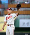 [사진]공 건네받는 SSG 선발 김민준