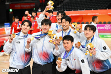 [사진]문정현-이정현-여준석-유기상-이우석-문유현, 금메달 들고 활짝