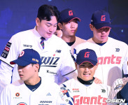 [사진]2027 신인드래프트 지명된 후배들 격려 전하는 최지만