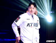 [사진]2027 KBO 신인드래프트에서 KT 품에 안긴 최지만