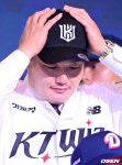 [사진]KT 지명 받은 최지만, '만감이 교차'
