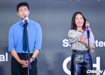 [사진]손석구 칭찬에 수줍은 최희서