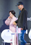 [사진]김혜자, '송일곤 감독 손 잡고 부국제 야외무대인사에'