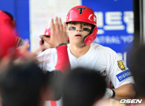 [사진]KIA 김도영, '시즌 44호 홈런 하이파이브'
