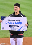 [사진]5이닝 1실점 시라카와, 준PO 3차전 MVP