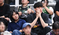 [사진]KT-DB 경기 찾은 이현중-박지현