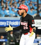 ‘1회 선제 적시타→3회 투런홈런’ 카스트로, PS 2호 홈런 폭발…KIA, 3회 4:0 리드 [PO1]