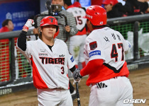 [사진] 김선빈 축하 받는 나성범, 동점 솔로포 어때?