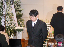 [포토] 헌화 마치고 돌아서는 설경구